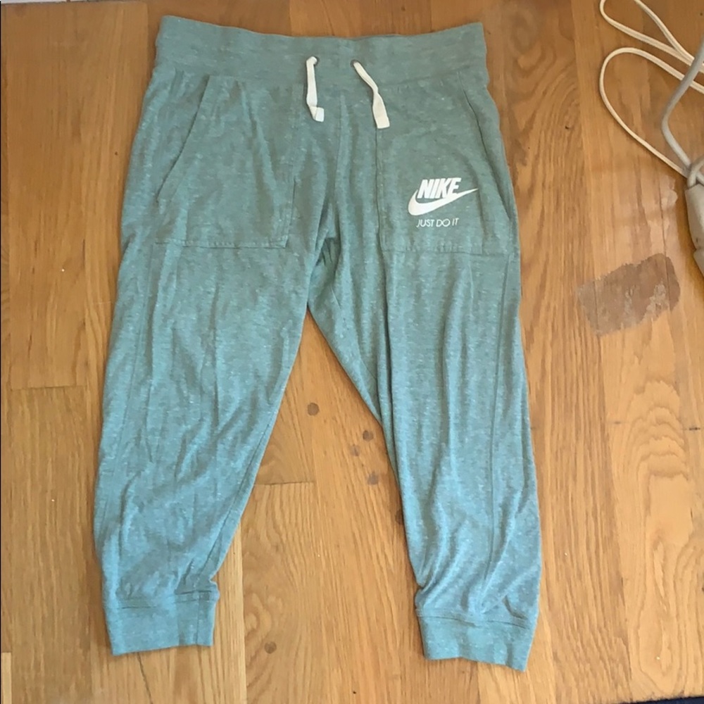 Nike women’s vintage Capri joggers S